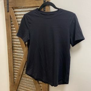 lululemon || black crewneck tee